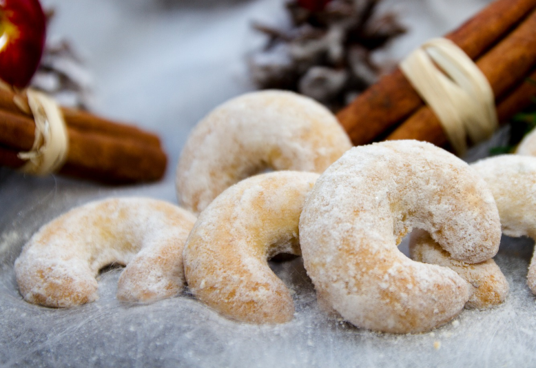 Austrian Holiday Vanillekipferl Cookie Recipe Vanilla Crescent Cookies Gimme Yummy Recipes