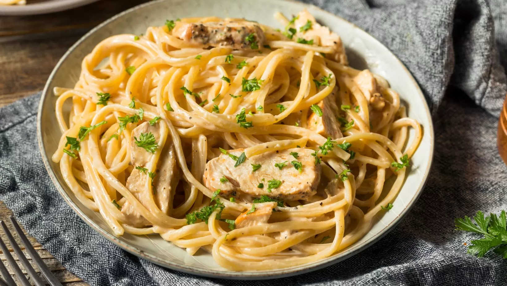 30 Minutes Fettuccine Chicken Alfredo Pasta