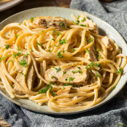 30 Minutes Fettuccine Chicken Alfredo Pasta - Gimme Yummy