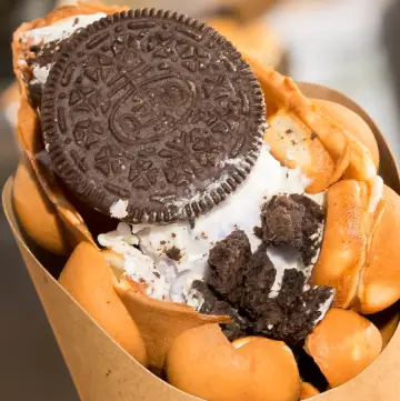 Bubble waffle with cream